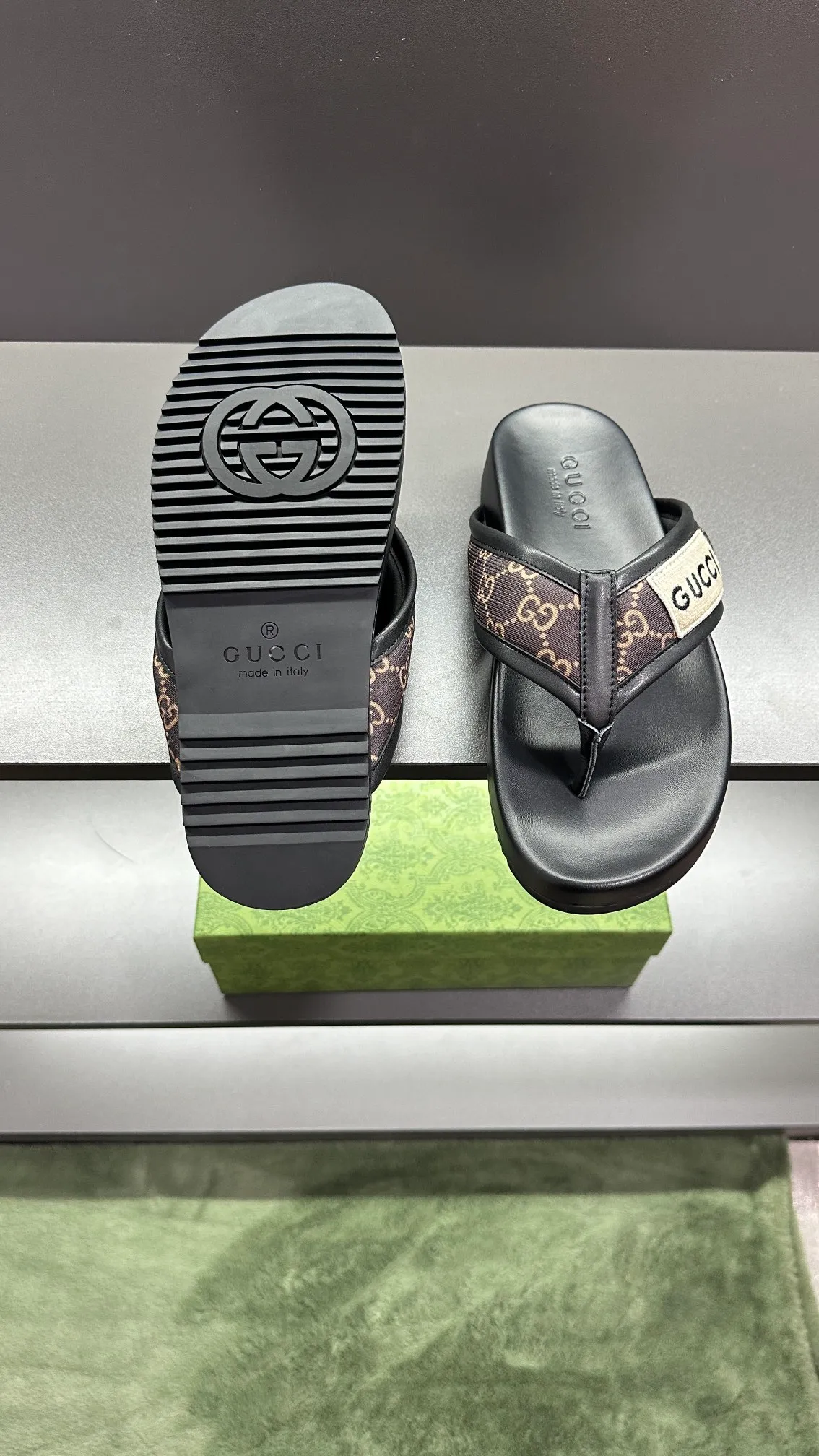[G Family Couple Style] P: 300💰Female size 36~40 Men's size 39~45, (46. Custom-made Unisex GG slippers This slipper is made of GG polyester fiber and is decorated with a Gucci label on the front, adding a striking logo feel to the style. Beige GG recycled polyester fiber Unisex leather trim "Gucci Made in Italy" embroidered label Rubber sole Flat Made in Italy